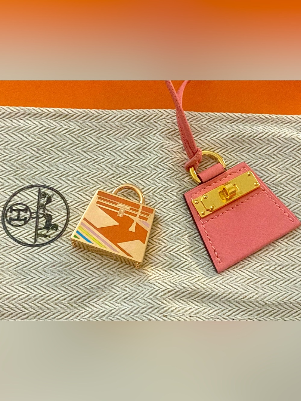 HERMÈS CURIOSITE KELLY LAQUE H
VIBRATION CHARM - Picture 16 of 16